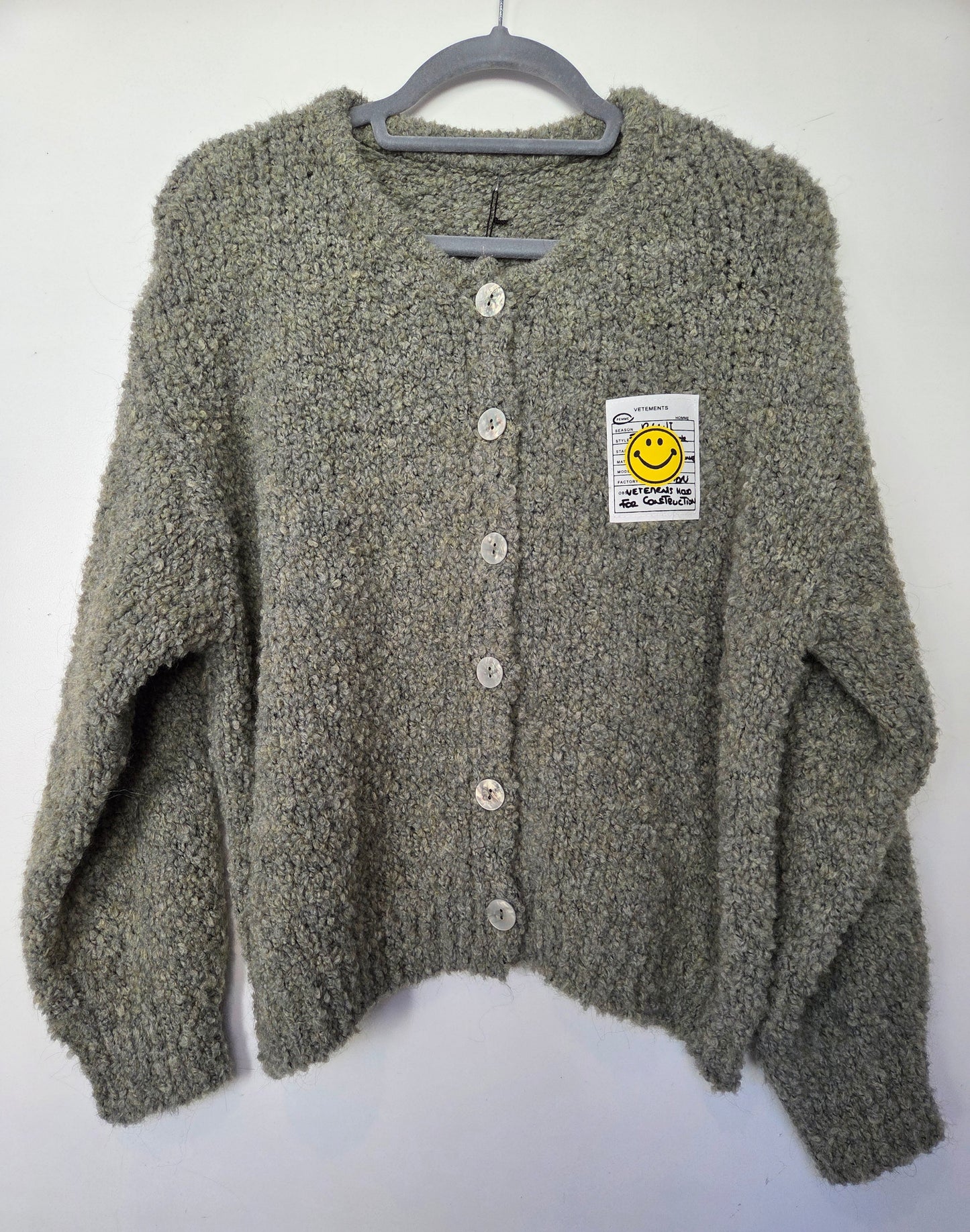 Bouclé Strickjacke mit Smiley Patch – Salbei