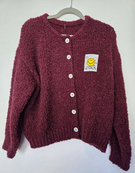 Bouclé Strickjacke mit Smiley Patch – Bordeaux