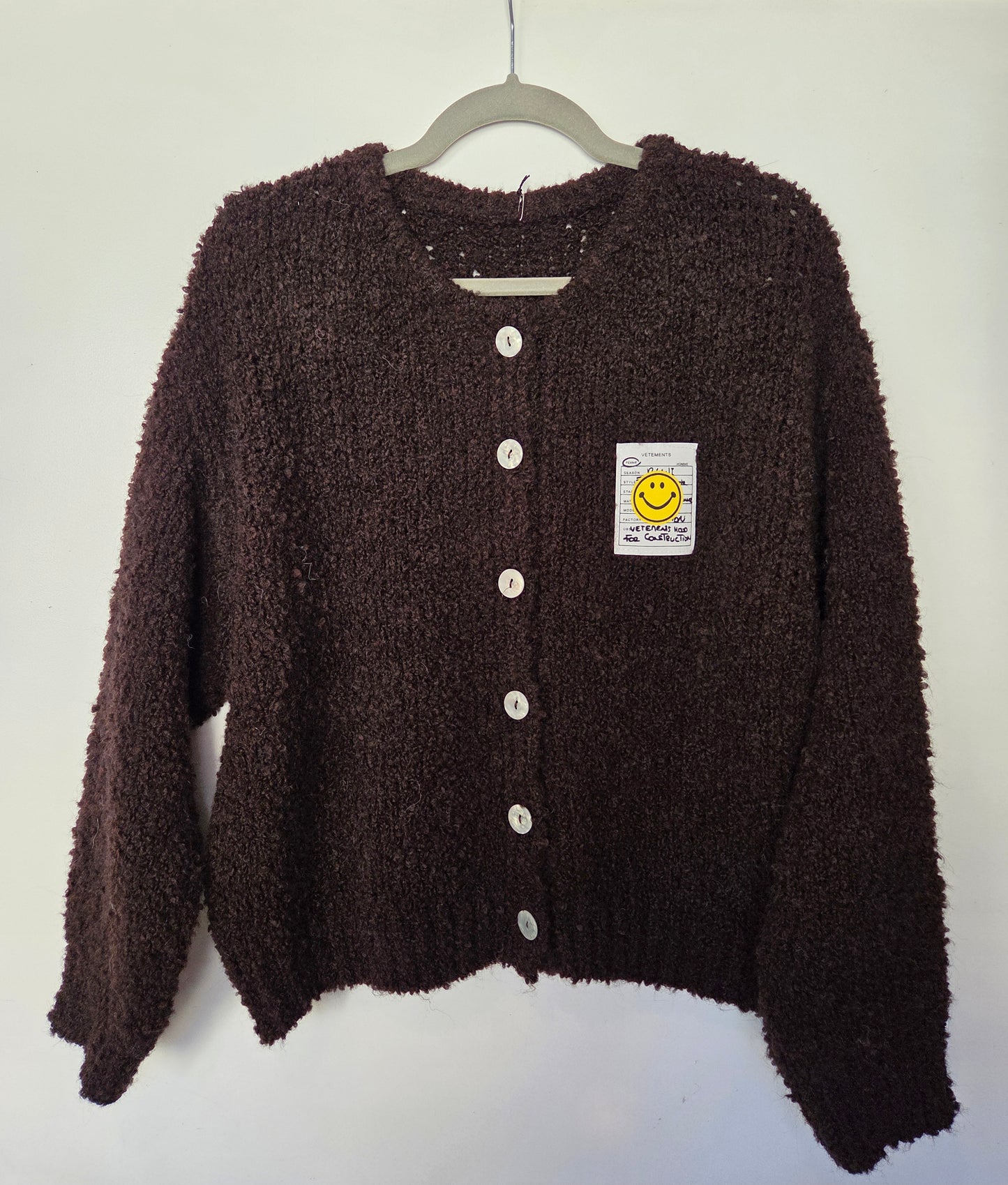 Bouclé Strickjacke mit Smiley Patch – Schokobraun