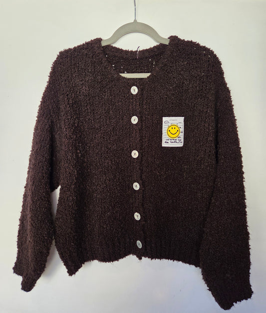 Bouclé Strickjacke mit Smiley Patch – Schokobraun